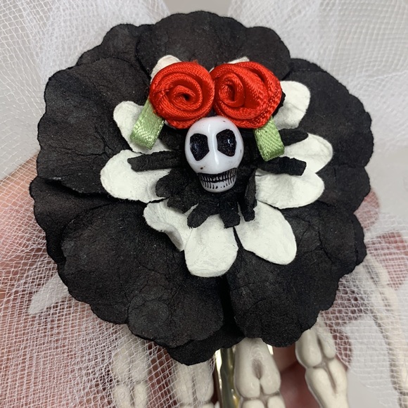NEW 3 piece Day of the Dead items 💀 Hair Clip, Honeycomb Centerpiece & Sign - Picture 8 of 16
